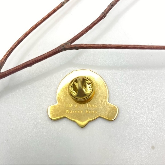 Warner Bros. Looney Tunes Bugs Bunny Tie Tack Pin Brooch Vintage 90's - Picture 3 of 4